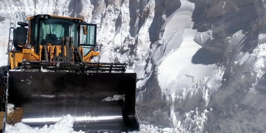 Nisan ayında 8 metre karla mücadele