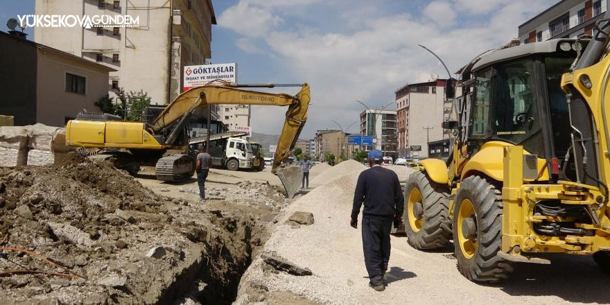 Yüksekova’da kaldırım yapım çalışması