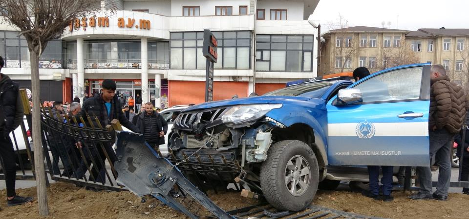 Zabıta aracına kamyonet çarptı, 3 kişi yaralandı