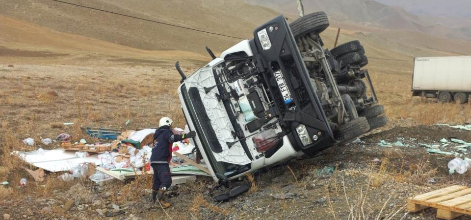 Van’da 2 tır kafa kafaya çarpıştı: 2 yaralı