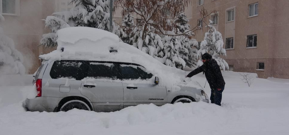 Van’da kar yağışı hayatı felç etti