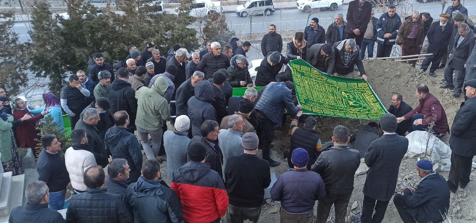 Boğazı kesilmiş halde ölü bulunan kadın toprağa verildi