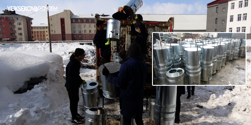 Yüksekova'da öğretmen ve öğrenciler yaptıkları sobaları deprem bölgesine gönderdi