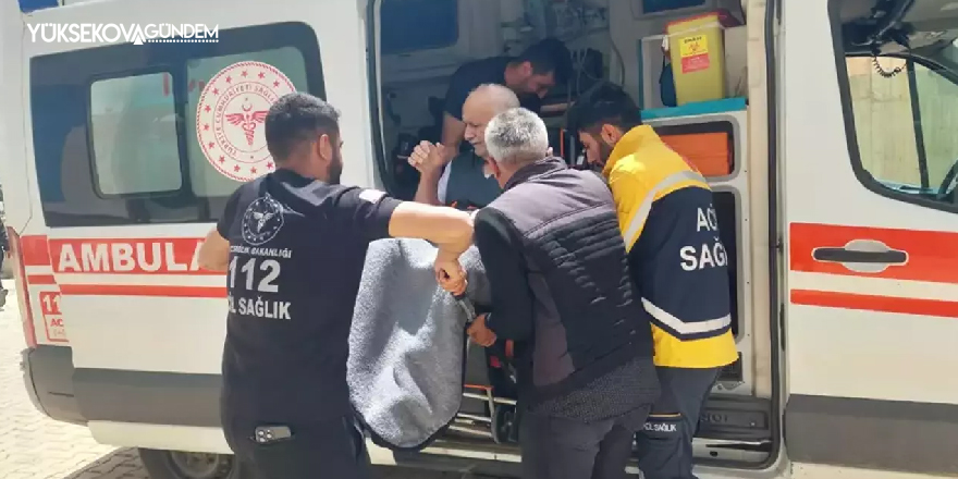 Oy kullanmak için ambulans ile sandık başına geldi