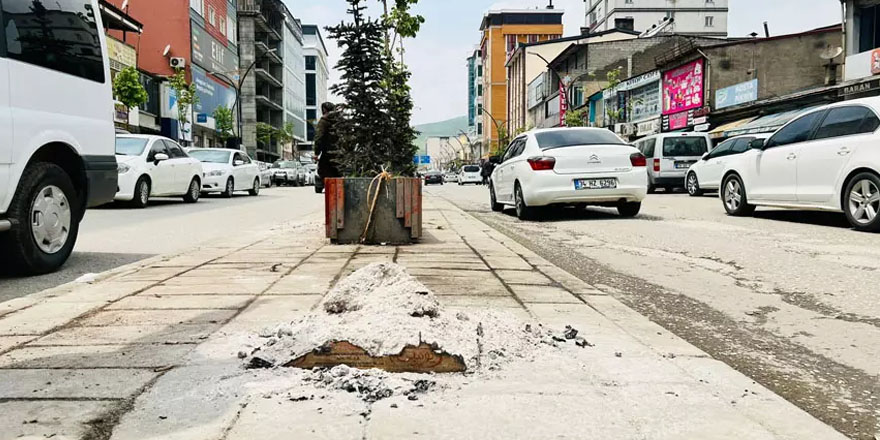 Vatandaşlar bitmek bilmeyen yol, kaldırım ve refüj çalışmalarına tepki gösterdi