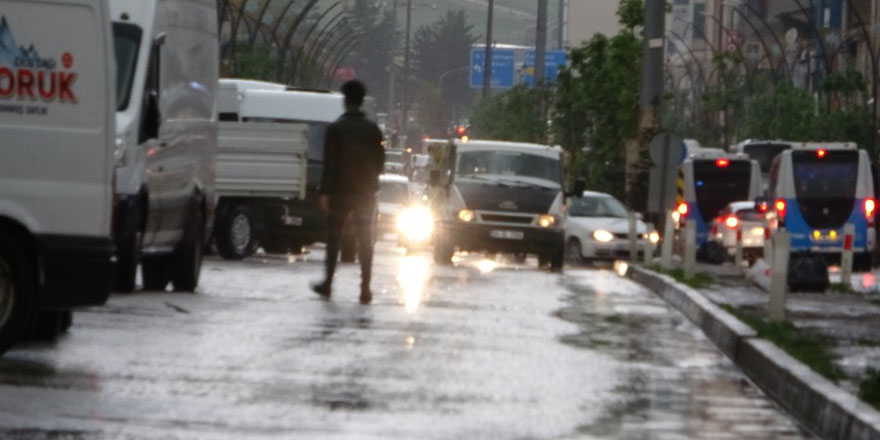 Yüksekova'da Toz Bulutu ve Yağış etkili Oldu