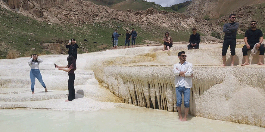 Yüksekovalı dağcılar Başkale travertenlerini gezdi