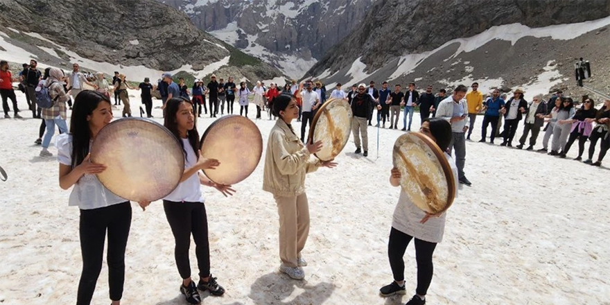 3 bin 400 rakımlı Sat Buzullarında festival tadında gezi