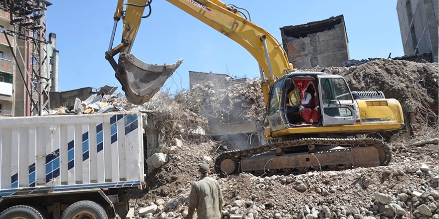 Yıkılan Gever iş merkezinden 22 bin ton moloz taşınacak