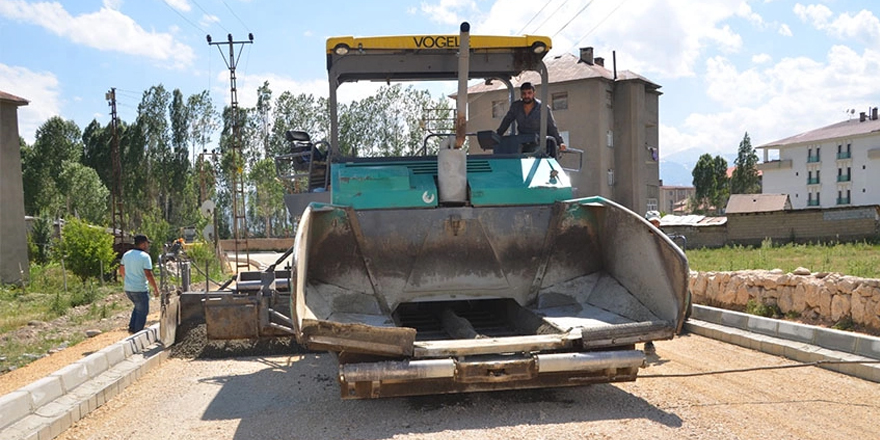 Yüksekova'da mahalle yolları beton asfaltla kaplanıyor