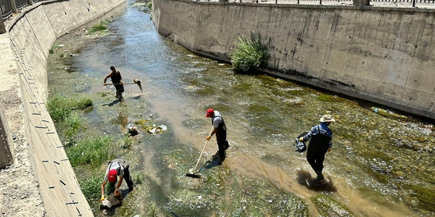 Yüksekova Büyükçay Deresi temizlendi