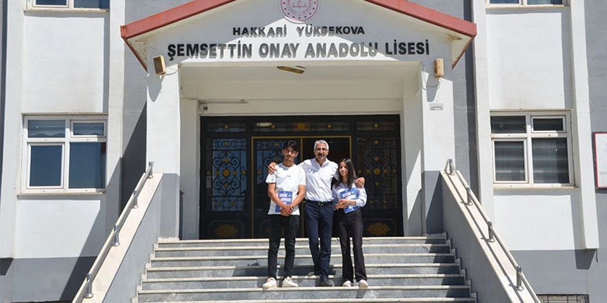 Yüksekova'da üç öğrenci YKS İl birincisi oldu