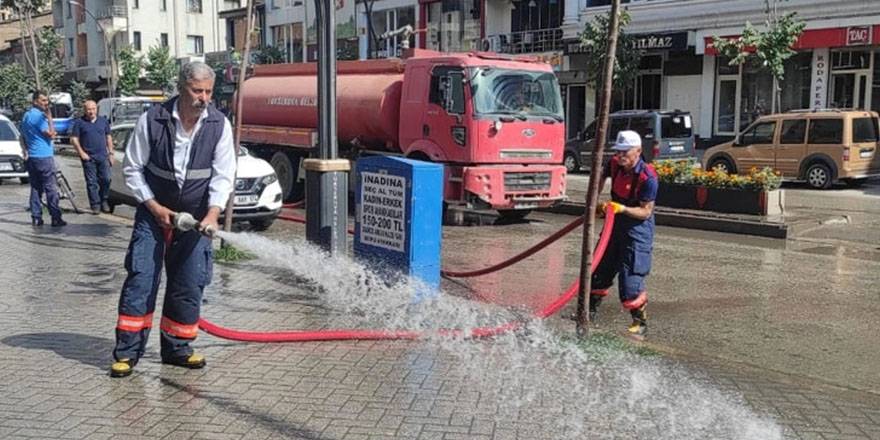 Yüksekova çarşısı tazyikli su ile yıkandı