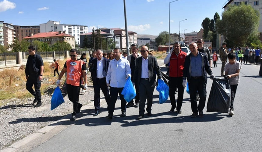 Yüksekova’da çevre temizliği yapıldı