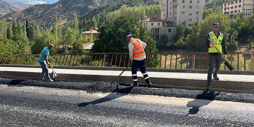 Şemdinli'de çöken kaldırım onarılıyor