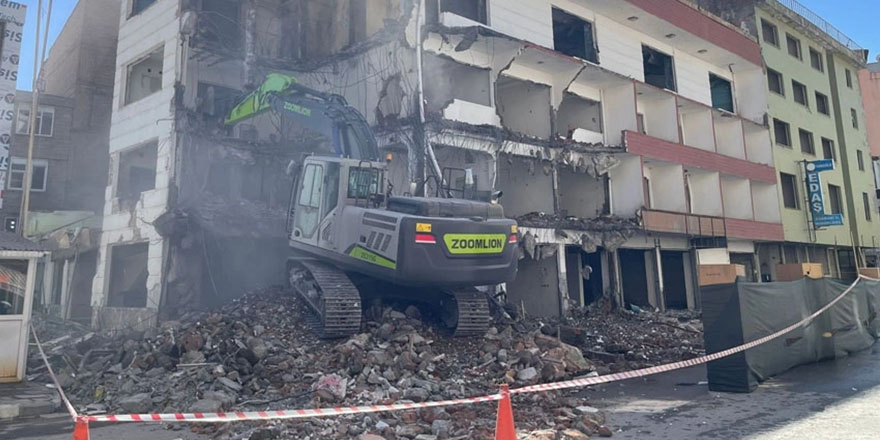 Hakkari’de 50 yıllık öğretmenevinin yıkımı başladı