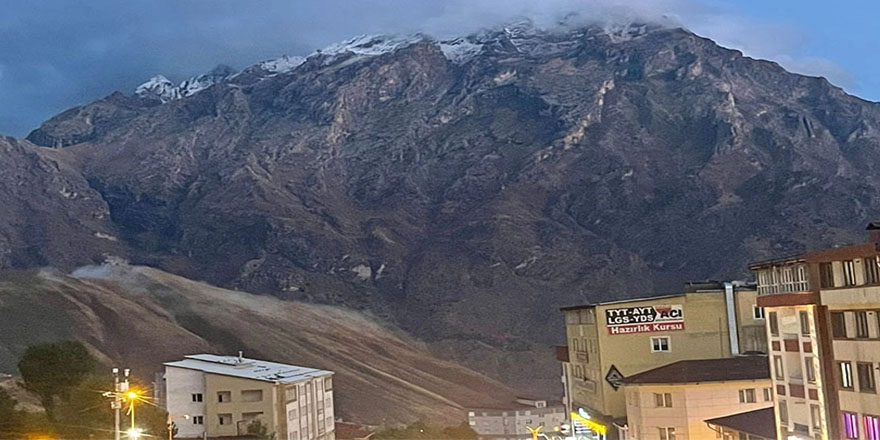 Hakkari Sümbül Dağı'na mevsimin ilk karı yağdı