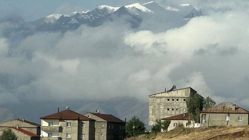 Yüksekova’nın yüksek kesimleri beyaza büründü