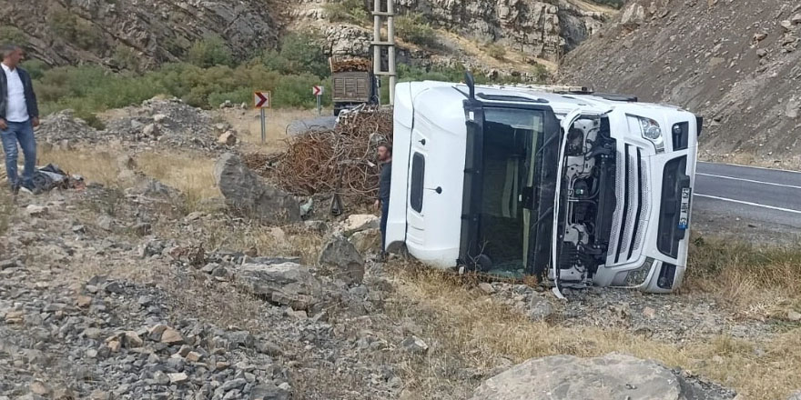 Hakkari'de hurda yüklü tır devrildi: 1 yaralı