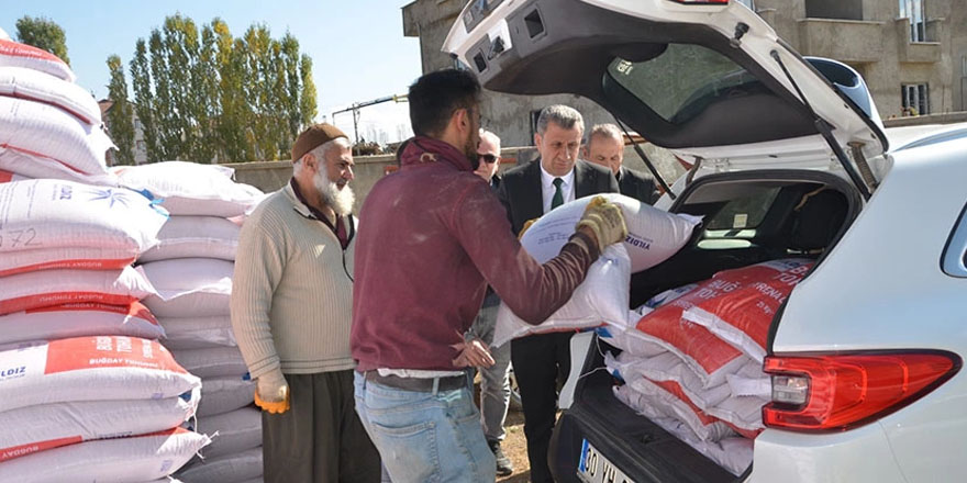 Yüksekova’da çiftçilere Arpa ve Buğday tohumu dağıtılıyor