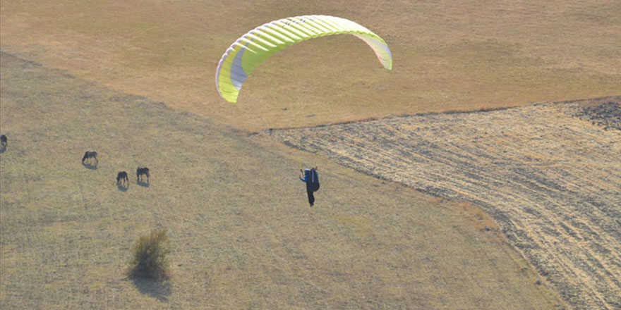 Yamaç paraşütü ile Yüksekovalı gençler ilk defa gökyüzüne uçtu