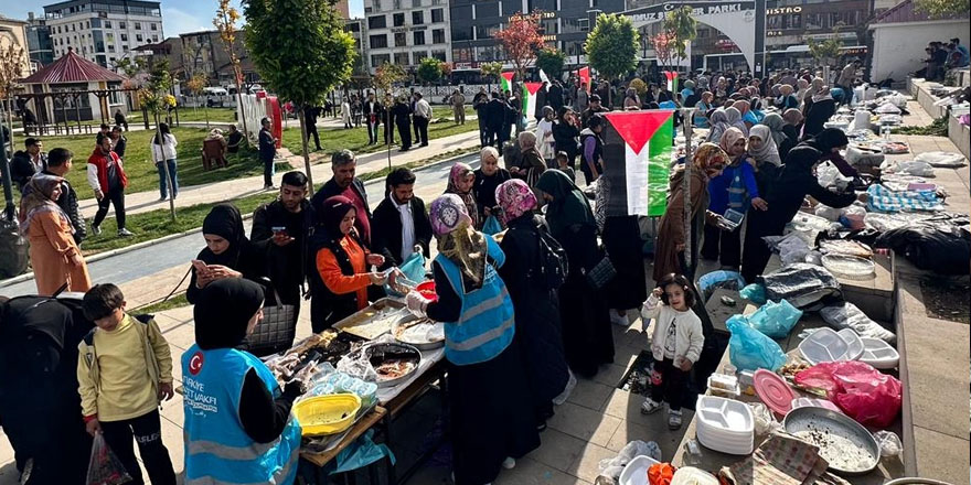 Yüksekova’da Filistin için kermes düzenlendi