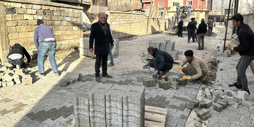 Belediyeden kilitli parke taşı döşeme çalışmaları