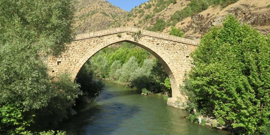 Şemdinli’de Tarihi Nehri Köprüsü göz kamaştırıyor