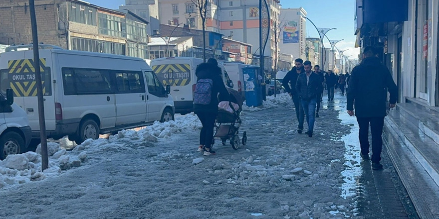 Yüksekova'da kar çileye döndü