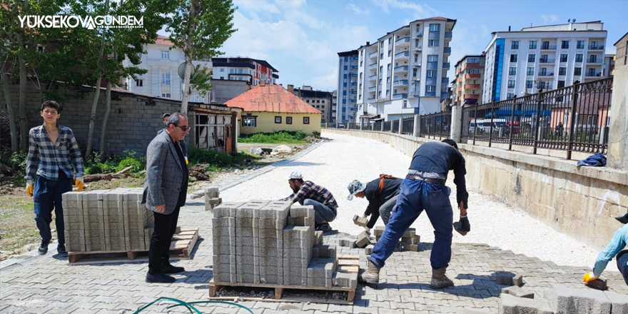 Yüksekova'da kilitli parke taşı döşeme çalışmaları devam ediyor