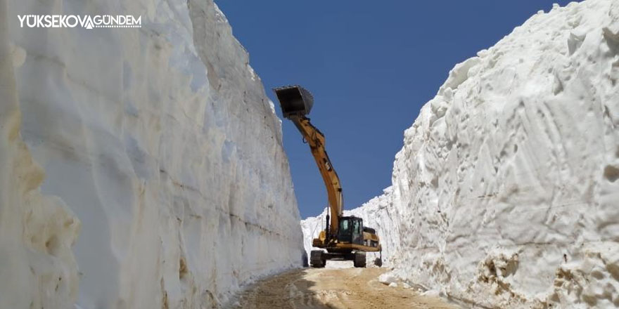 Haziran ayında 8 metreyi bulan karda yol açma çalışması