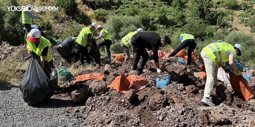 Şemdinli-Derecik yolu 40 yıl aradan sonra çöplerden arındırıldı