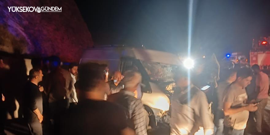Hakkari'de tır ile minibüs çarpıştı: 4 yaralı