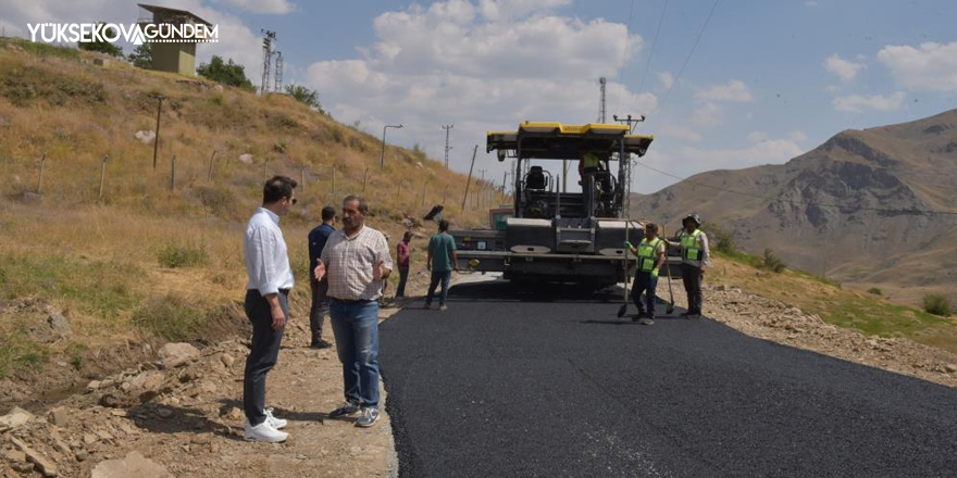 Hakkari'de Köy yolları asfaltlanıyor