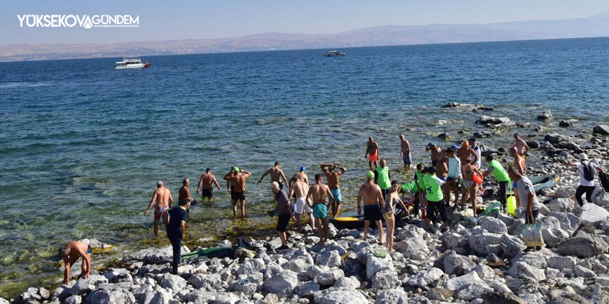 Van Gölü’nde en uzun mesafeli yüzme maratonu düzenlendi