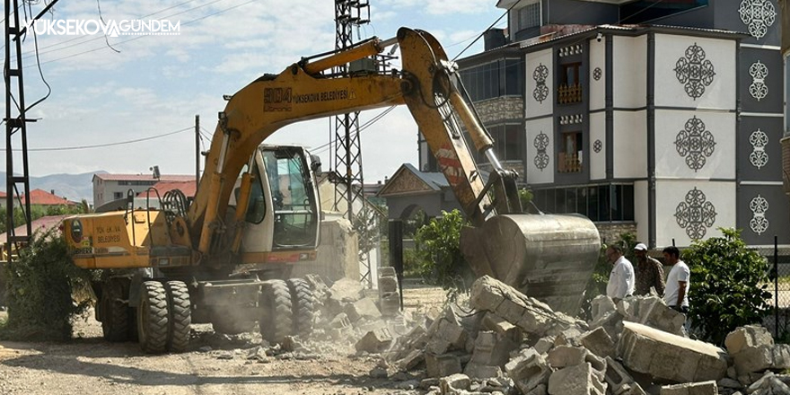 Yüksekova Belediyesi asfaltlama çalışması öncesi yolları genişletiyor