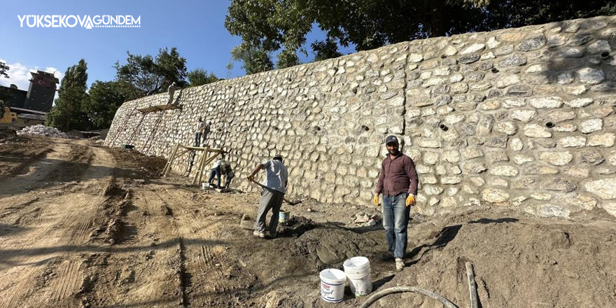 Dağlıca Köyü yolunda istinat duvarı çalışması yapılıyor