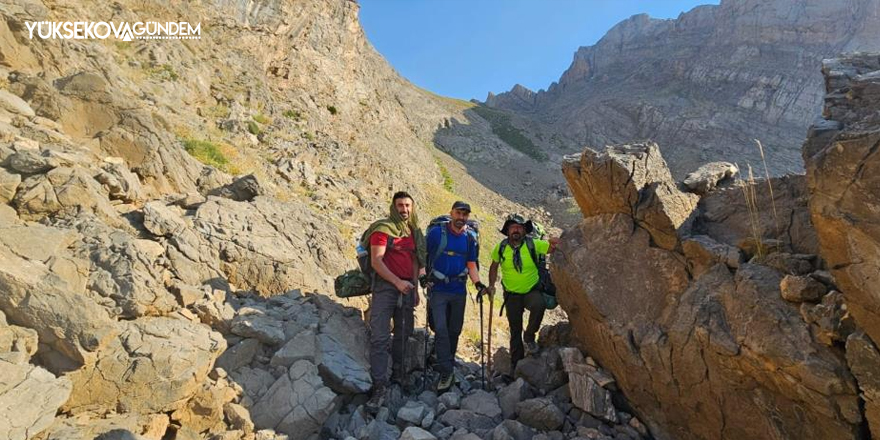 Hakkari’de intiharlara dikkat çekmek için Sümbül Dağı’na tırmandılar