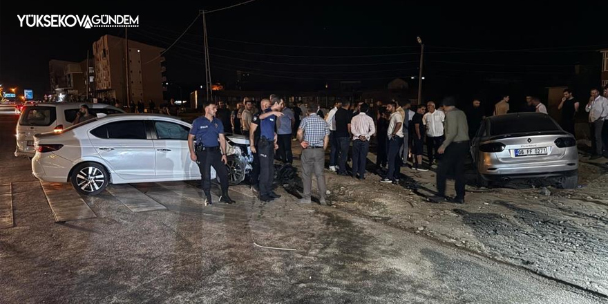 Yüksekova'da trafik kazası meydana geldi: 4 yaralı