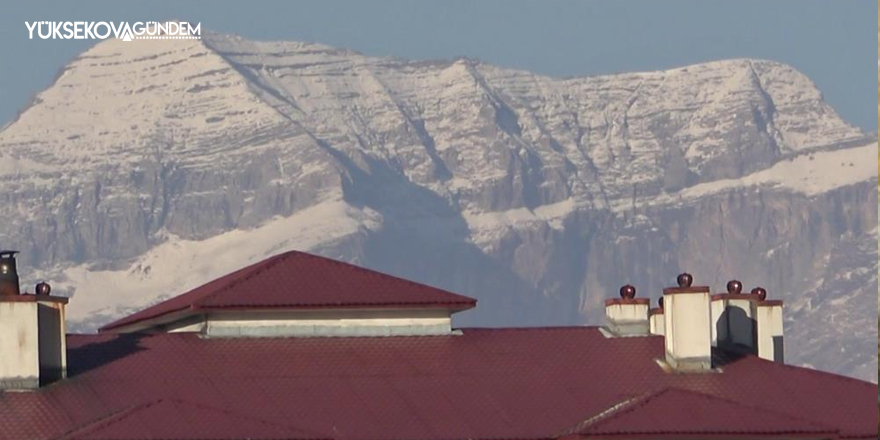 Yüksekova'da Cilo Dağlarına yılın ilk karı düştü