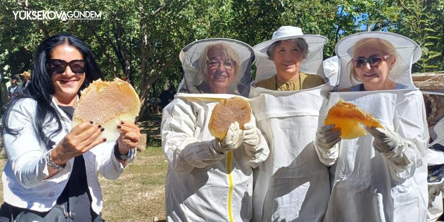 Yerli turistler Van'da bal hasadı yaptı