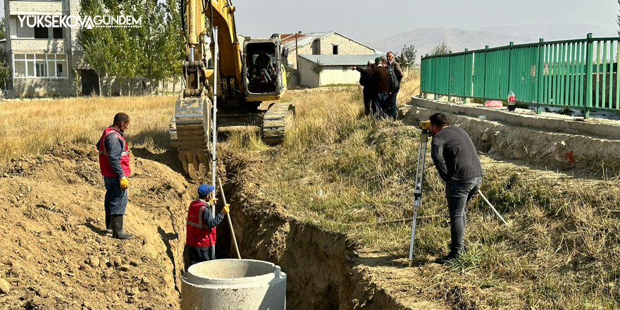 Yüksekova Vezirli Mahallesi'ne 1800 metrelik kanalizasyon hattı döşeniyor