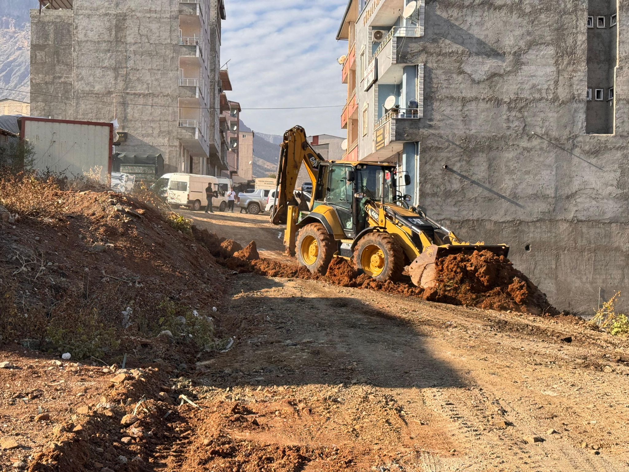 Derecik’te yol çalışmaları sürüyor