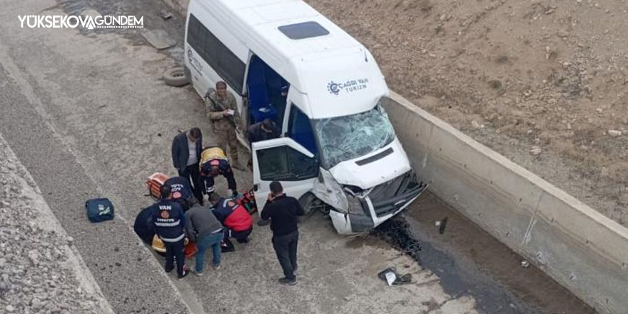 Van'da minibüs kanala düştü: 1 ölü