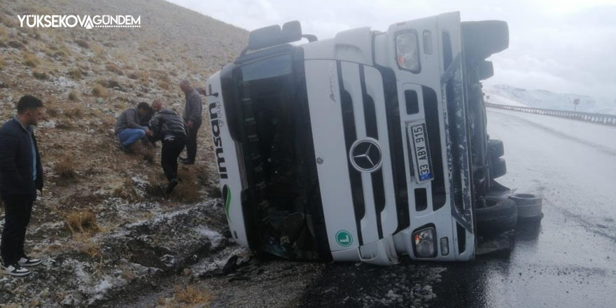 Hakkari istikametinden giden tır devrildi: 1 yaralı