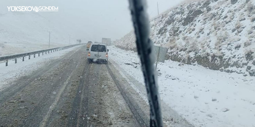 Güzeldere Geçidi’nde kar yağışı: Onlarca araç yolda kaldı