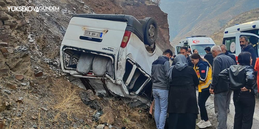 Çukurca'da Minibüs Takla Attı: 11 Kişi Yaralandı