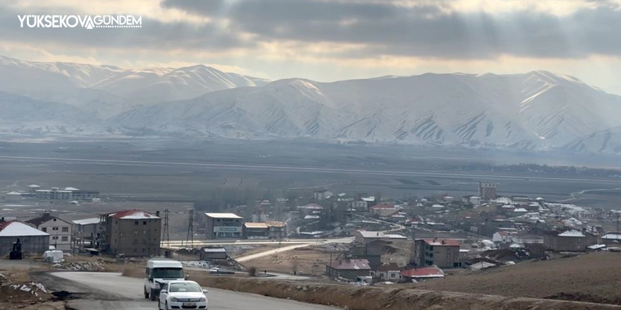 Yüksekova'nın etrafını saran dağlar karla kaplandı