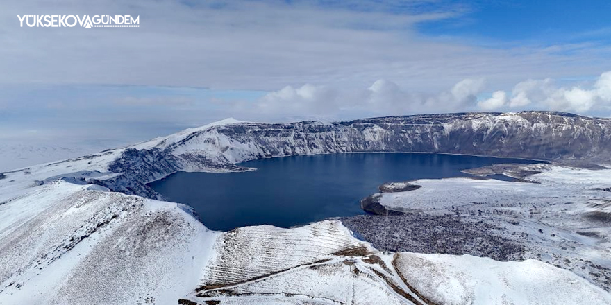 Nemrut Krater Gölü’nün karlı görüntüsü hayran bırakıyor