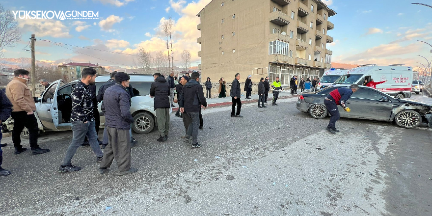 Yüksekova'da trafik kazası: 1 kişi hafif yaralandı